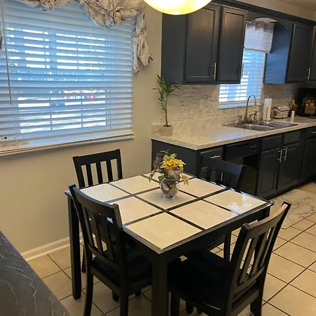 Jolly Accommodations & Suite-Sleeps 10